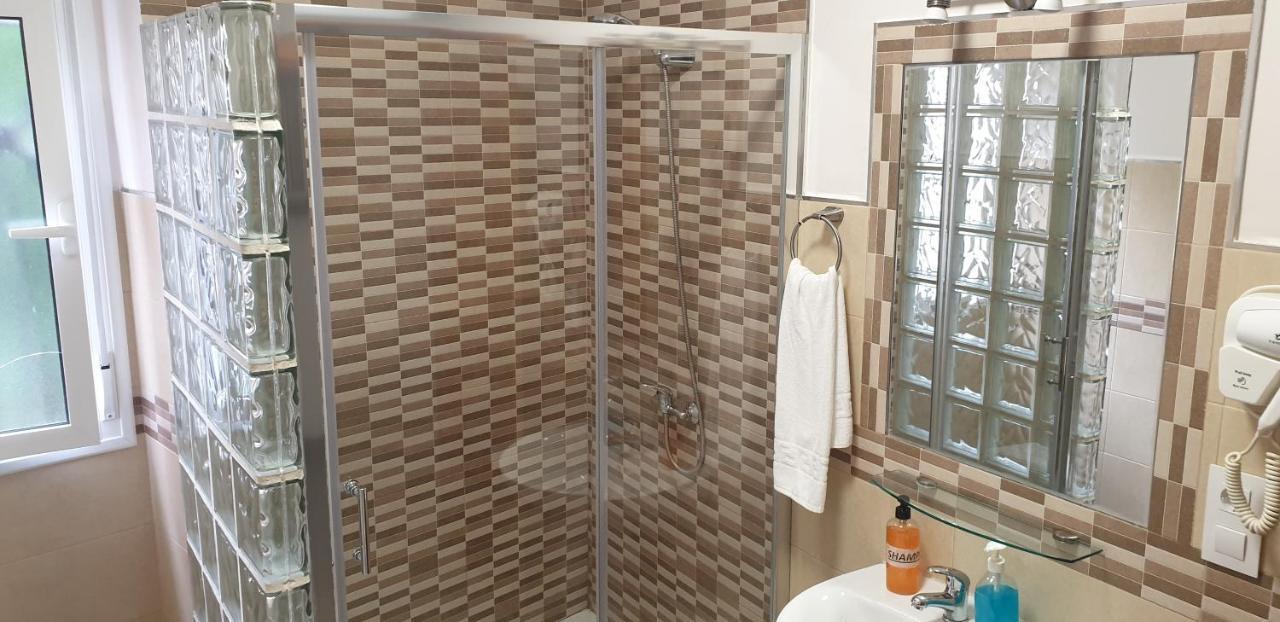 Deze driepersoonskamer heeft een gedeelde badkamer.
