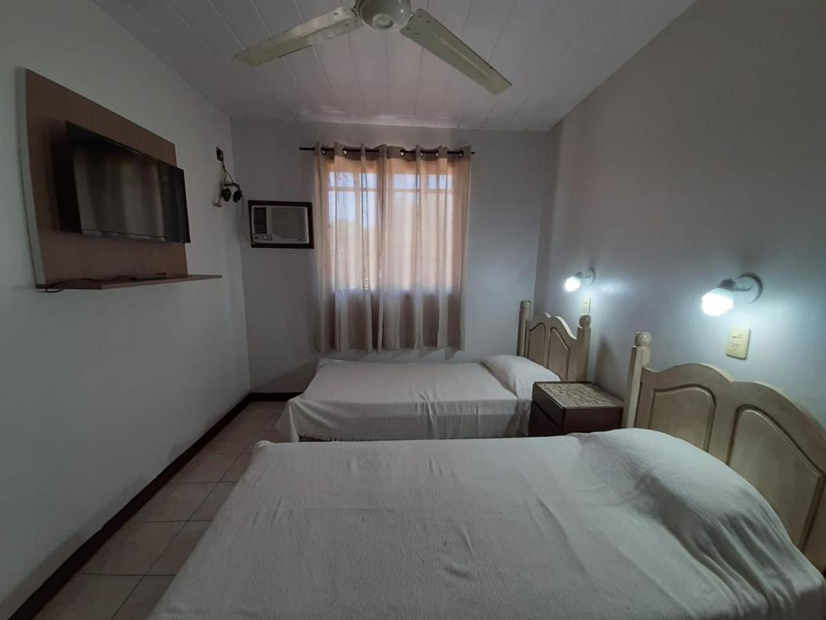 Quarto com 2 Camas de Solteiro