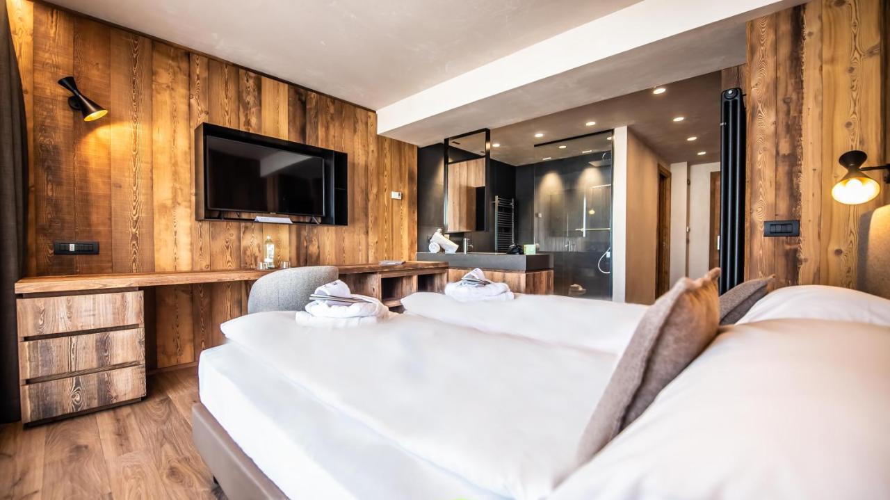 Zimmer mit Kingsize-Bett und Balkon