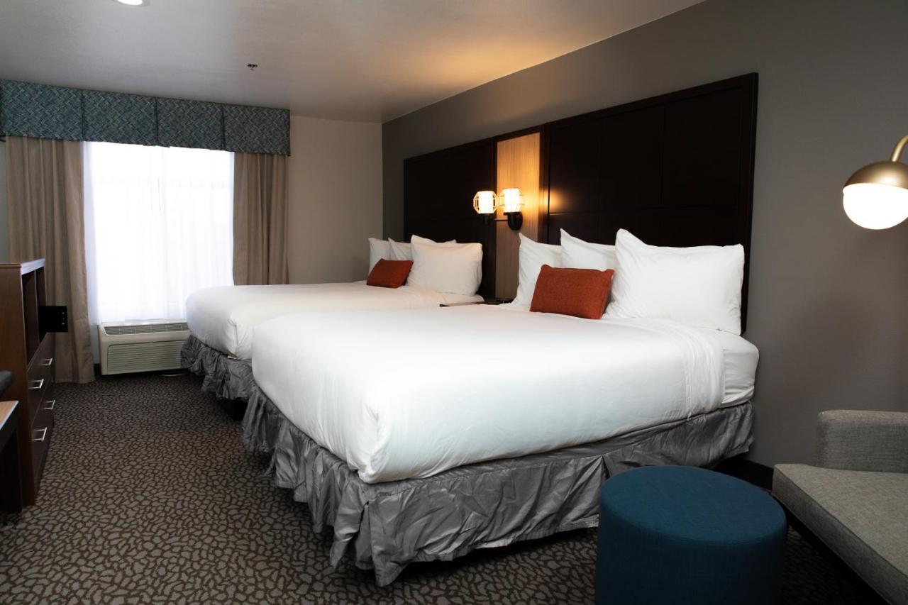 Deluxe Double Room with Two Double Beds - Non-Smoking