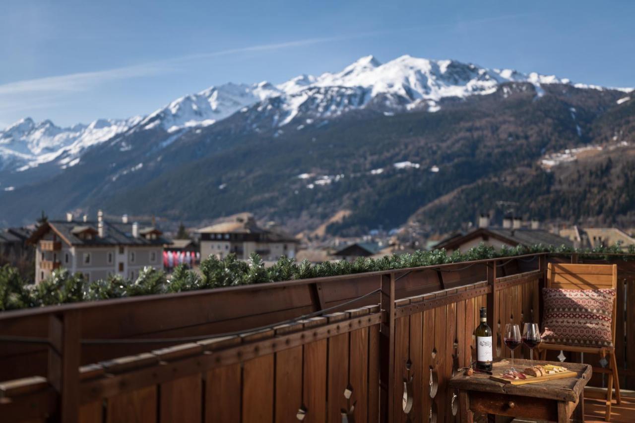 Camera Familiare Superior con Balcone e Vista Montagna