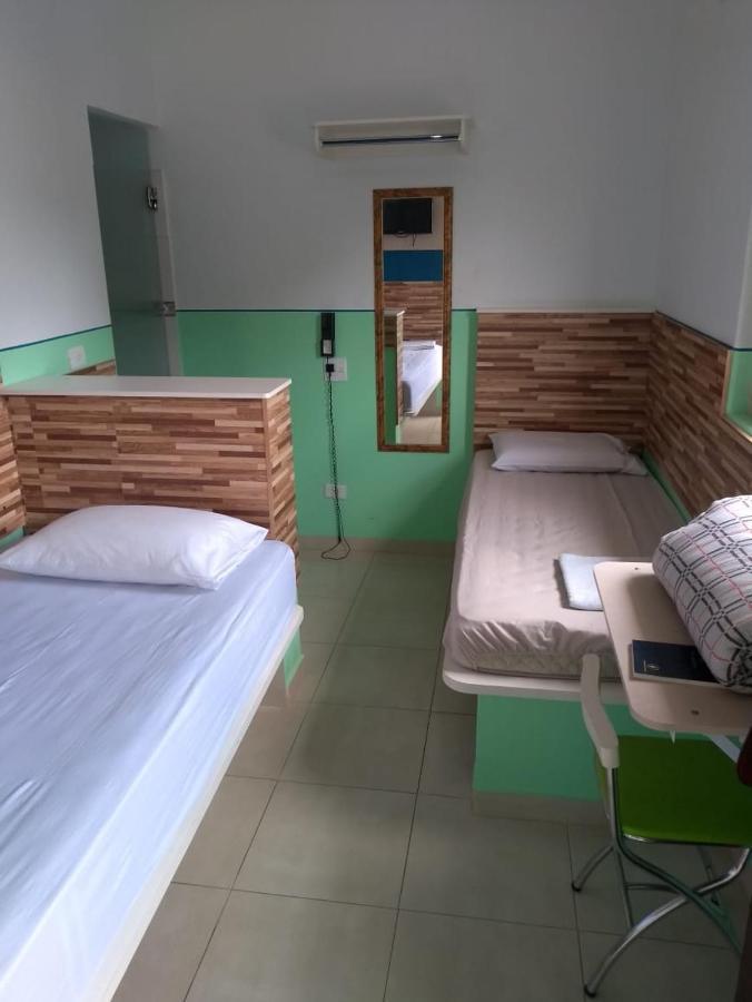 Quarto com 2 Camas de Solteiro e Banheiro