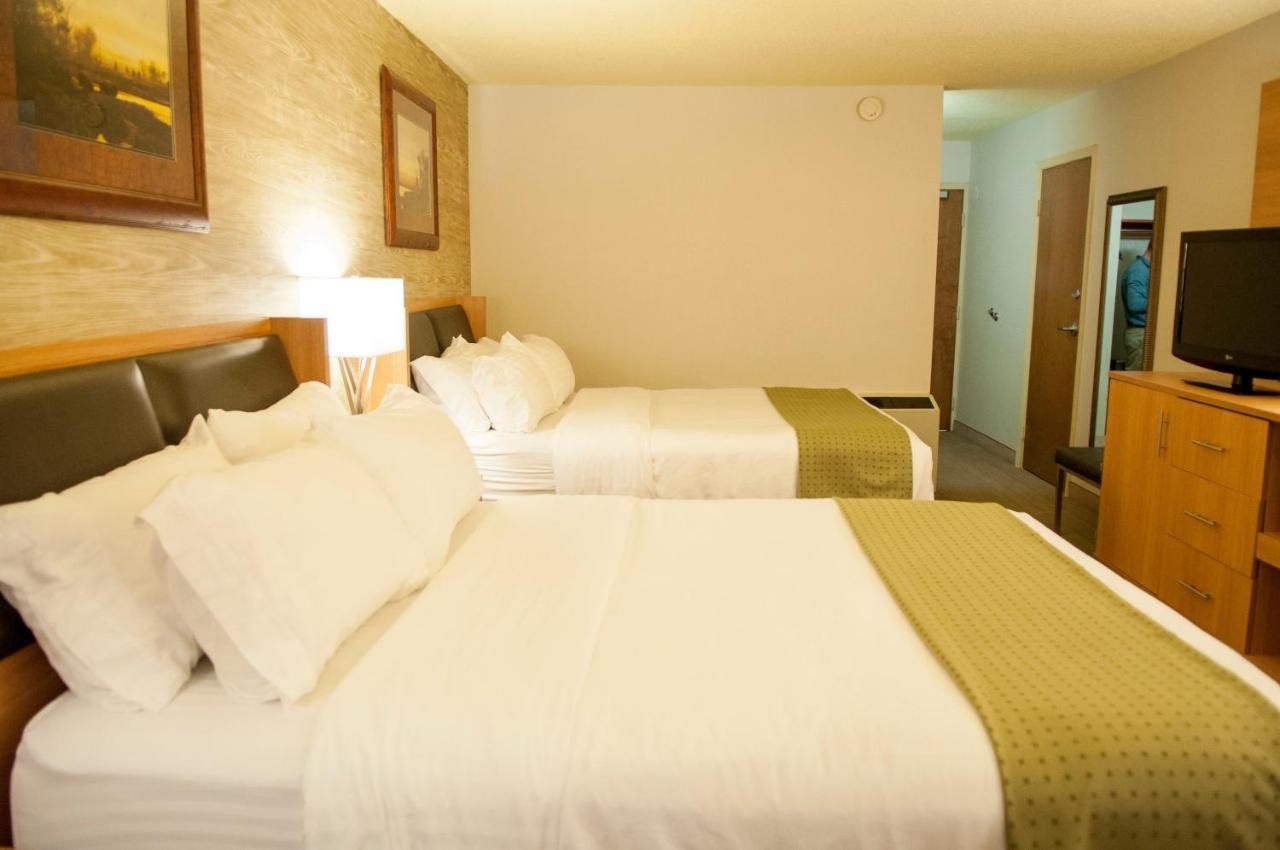 Standard Queen Room with Pool Access