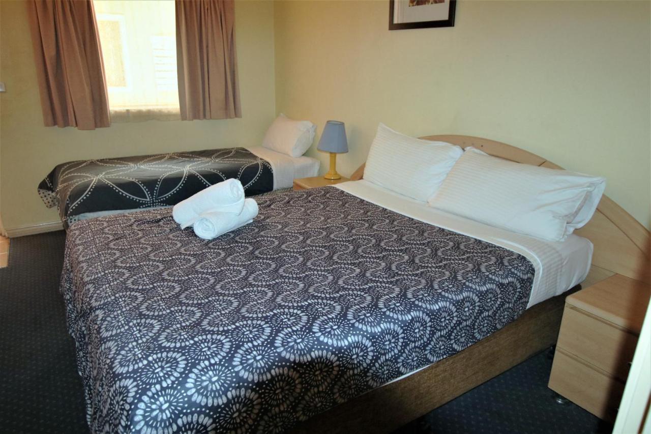 Quarto com 2 Camas de Solteiro