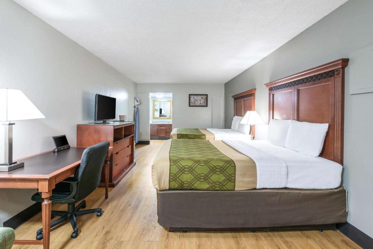 Queen Room with Two Queen Beds and Sofabed- Non-Smoking