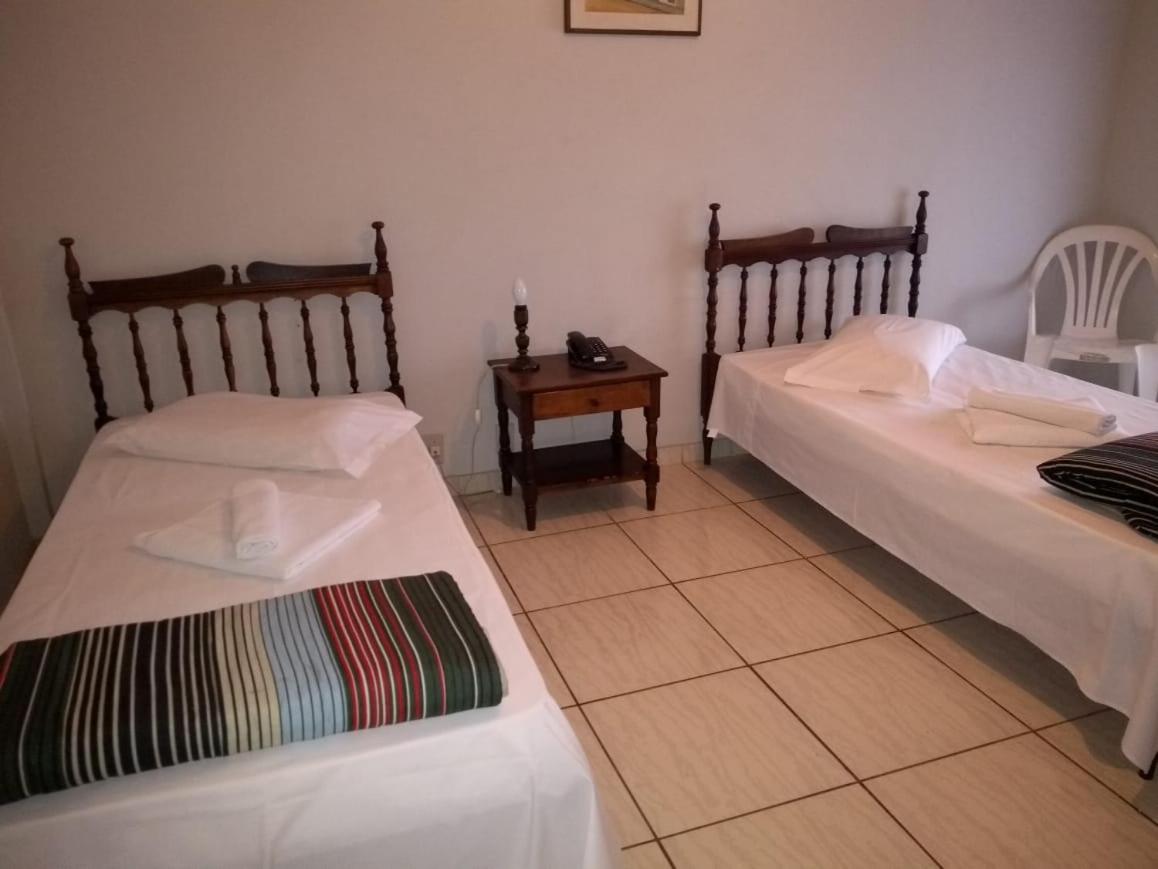 Quarto com 2 Camas de Solteiro e Banheiro