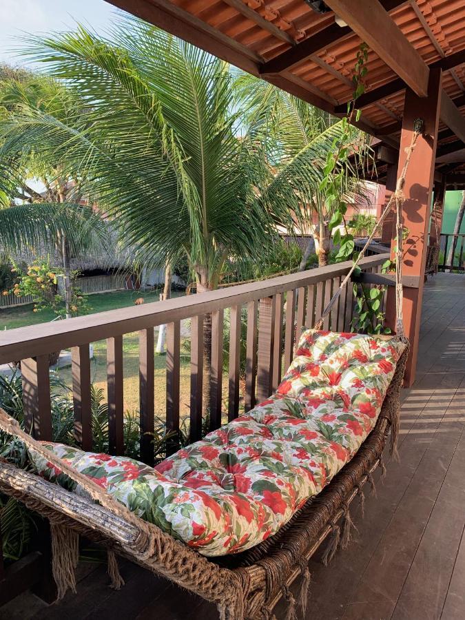 Quarto com Cama King-size e Vista da Piscina