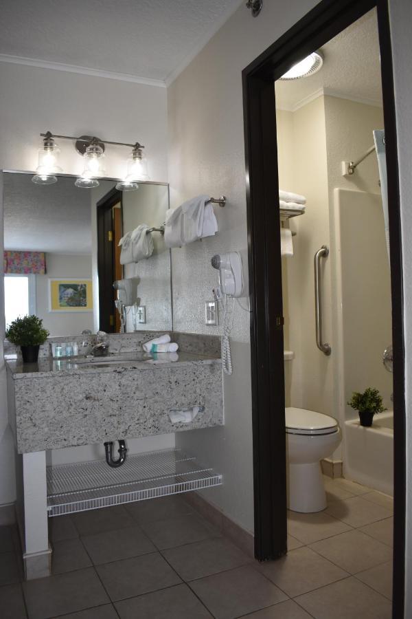 King Room Lake View with Spa Bath