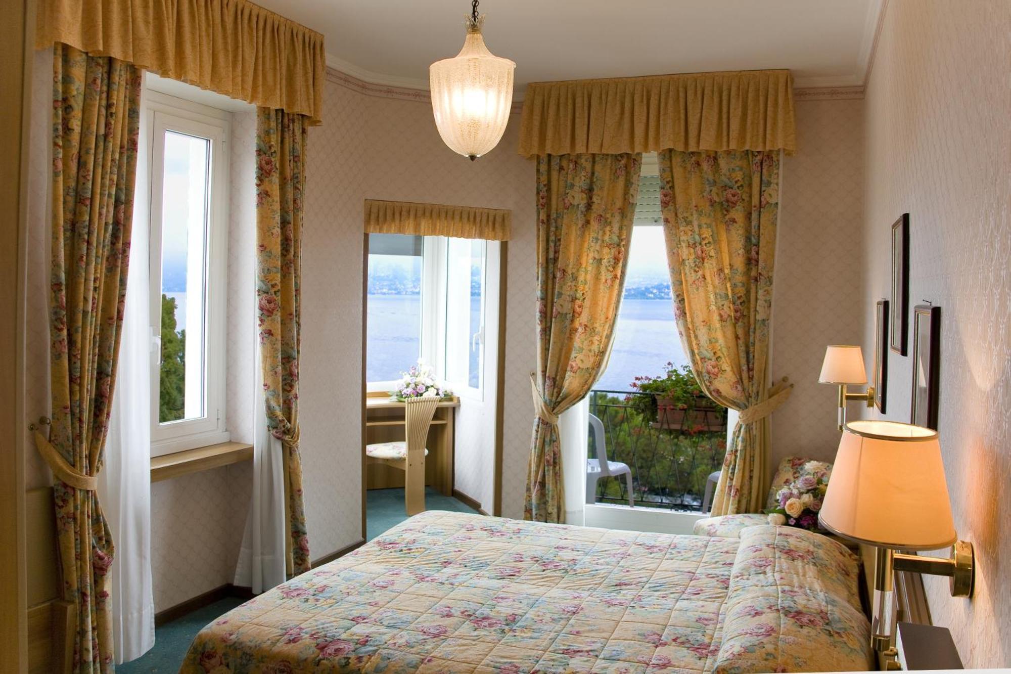 Tweepersoonskamer met 1 of 2 Bedden en Uitzicht op het Meer.