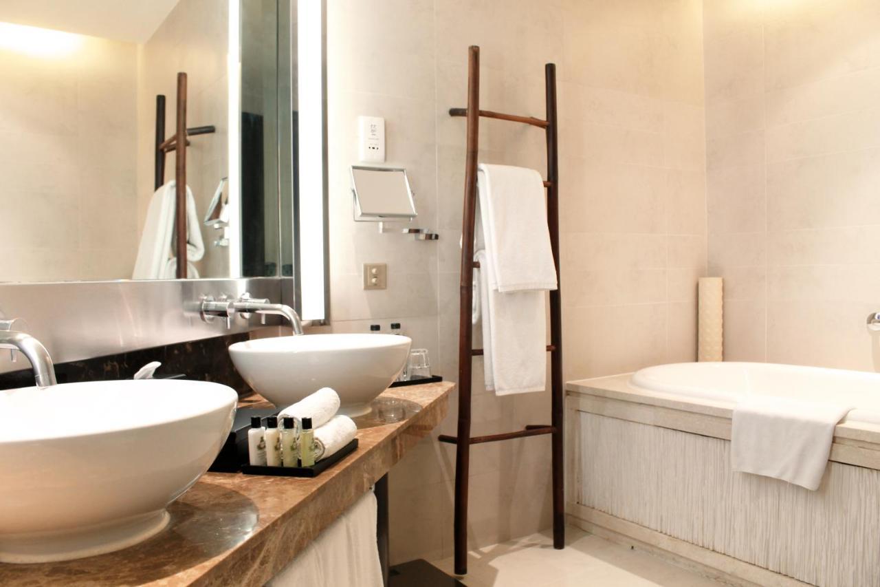 Classic Twin Room with Overwater City View
