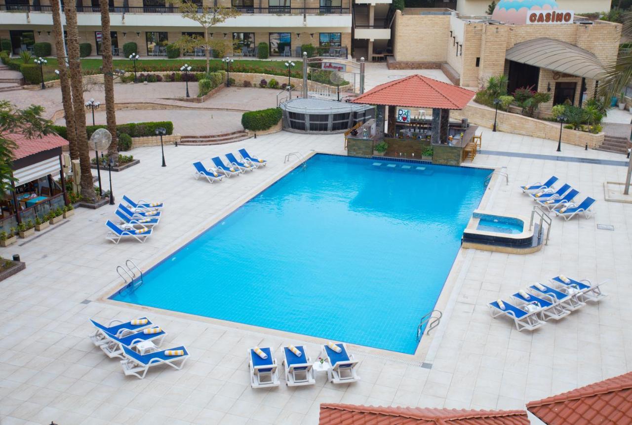 Camera Queen con Vista Piscina