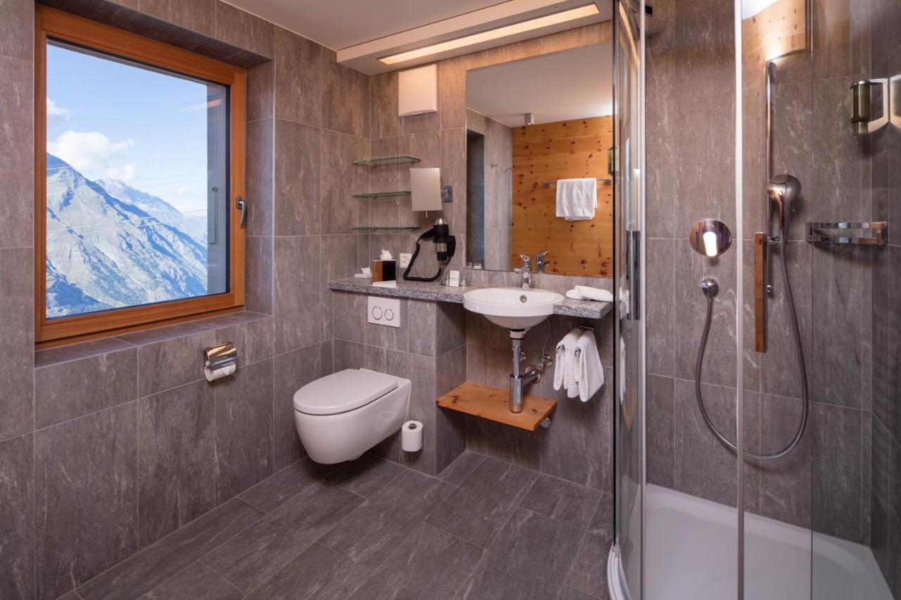 Doppelzimmer mit seitlichem Blick auf das Matterhorn