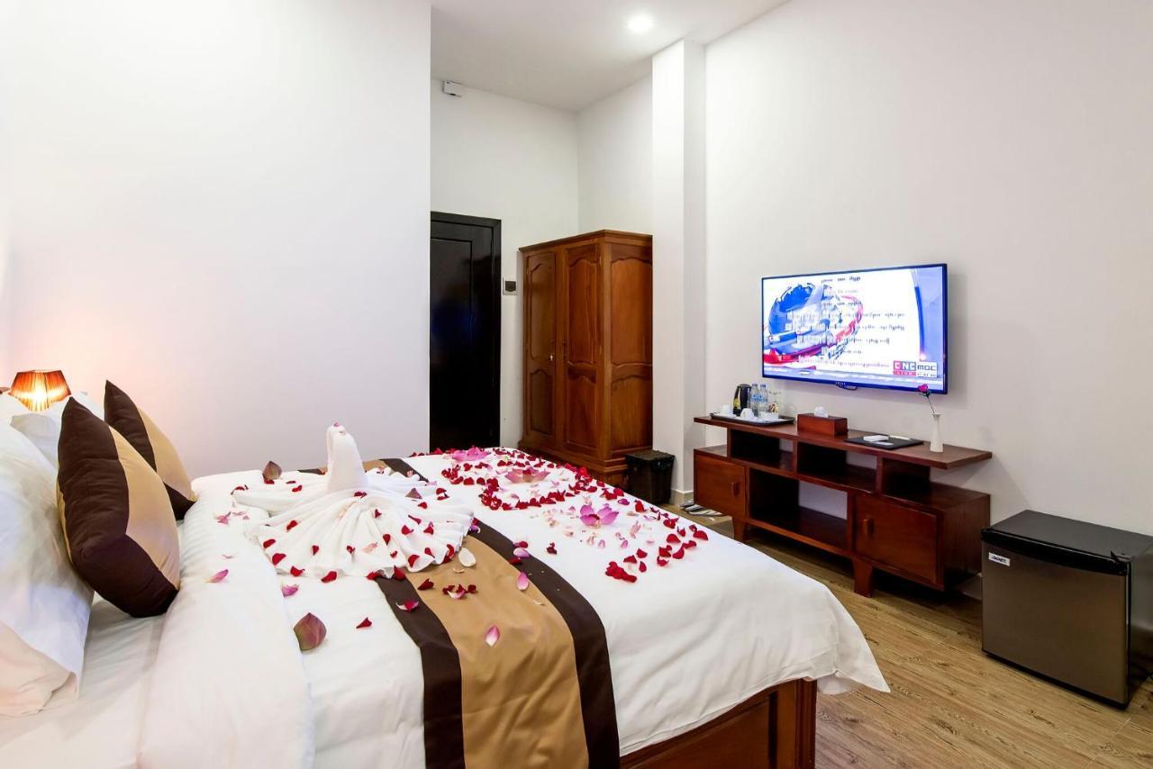 Zimmer mit Kingsize-Bett und Poolblick