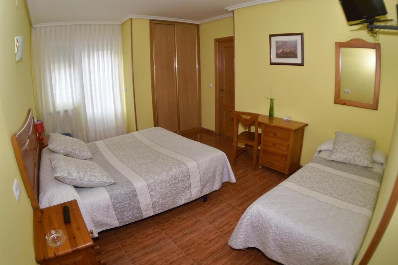 Habitación con cama grande