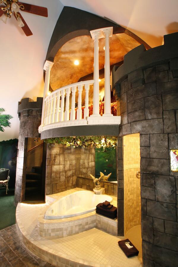 Queen Room - Romeo and Juliet I Theme