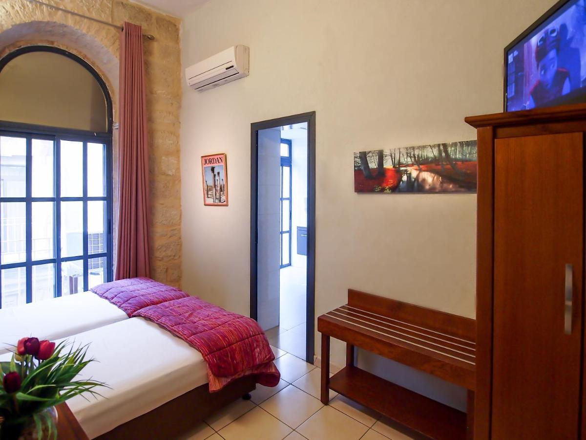 Quarto Pequeno com 2 Camas de Solteiro