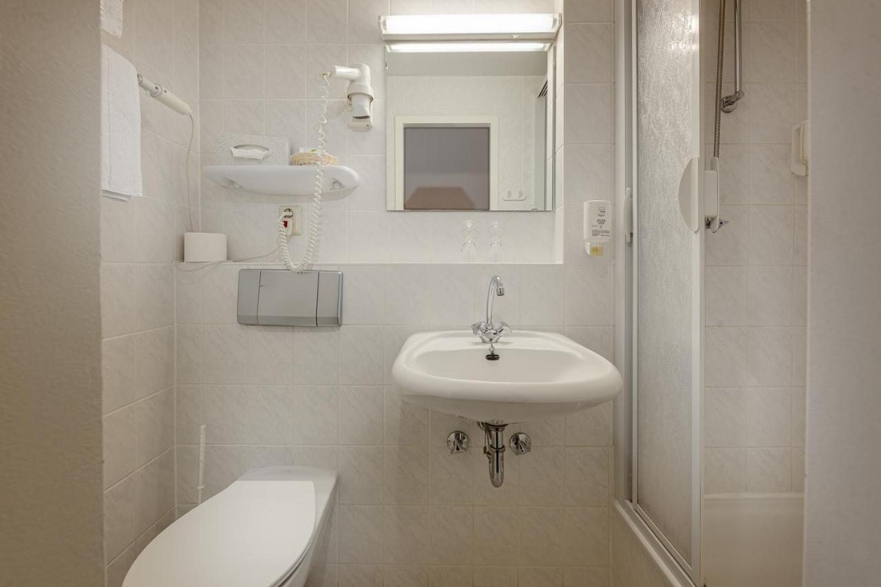 Kleines Zweibettzimmer