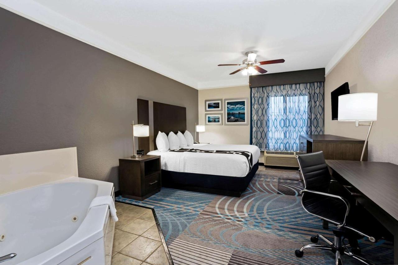 Jacuzzi King Suite - Non-Smoking