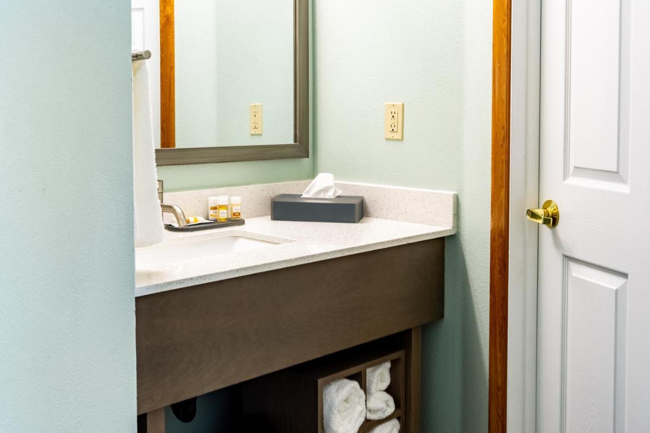 Deluxe Queen Room with Two Queen Beds