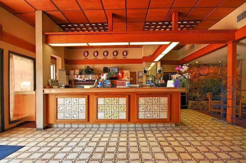 Super 8 By Wyndham Long Beach-1