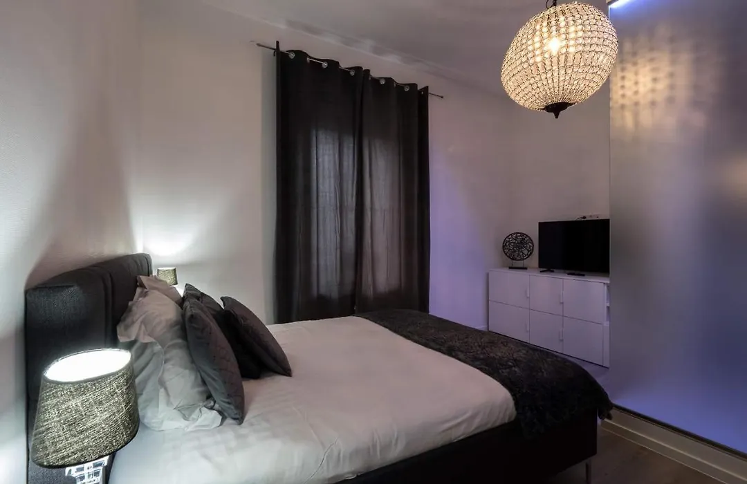 EXECUTIVE DOUBLE ROOM WITH EN-SUITE in GUEST HOUSE RUE TREVIRES R3-1
