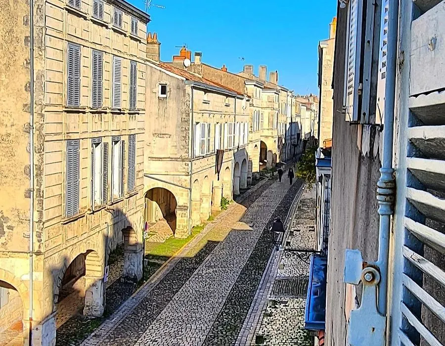 La Belle Amarre-1