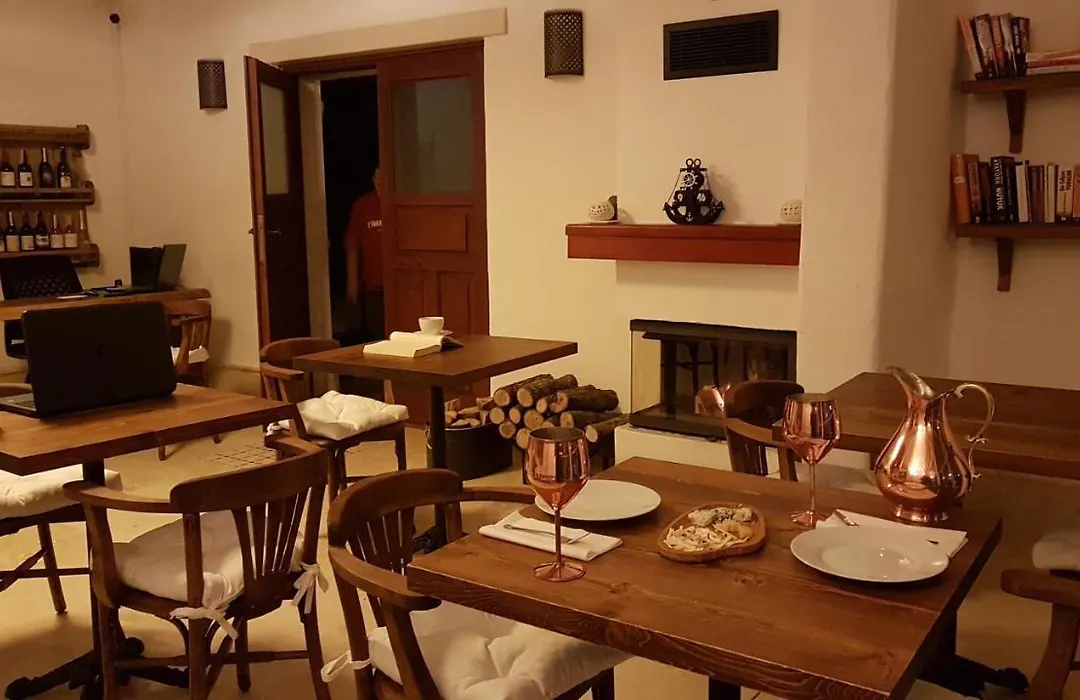 Rebetiko Hotel-1