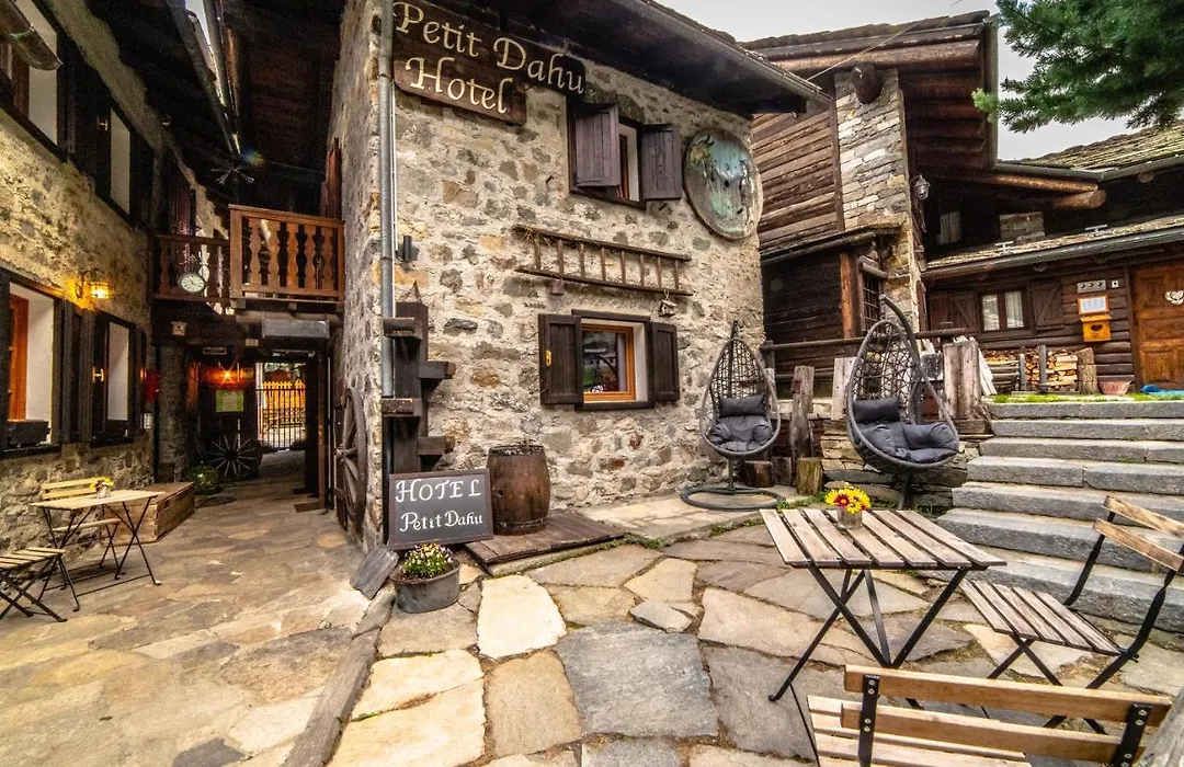 Hotel Petit Dahu - Chambres Et Restaurant-1