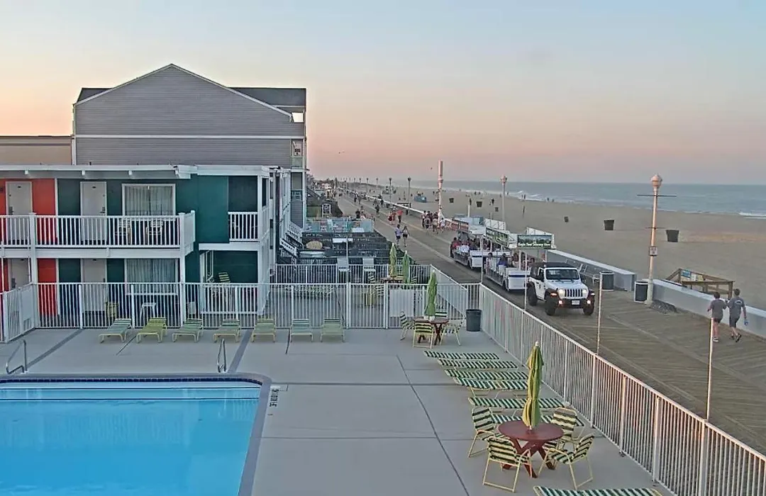 Fish Tales Boardwalk Inn & Ocean Mecca Motel-1