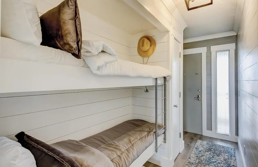 Sea Cabin 121-B-1