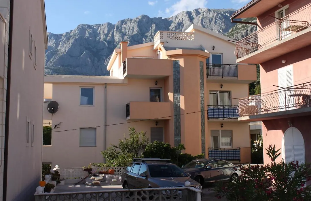 Apartments And Rooms With Parking Space Makarska - 6834-1