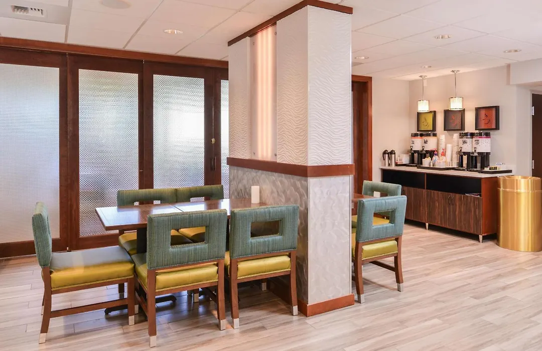 Hampton Inn Seattle Airport-1