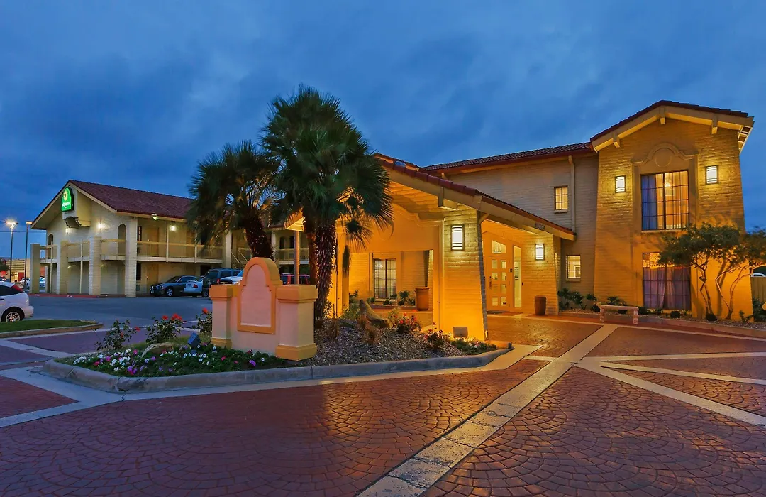 La Quinta Inn By Wyndham Victoria-1