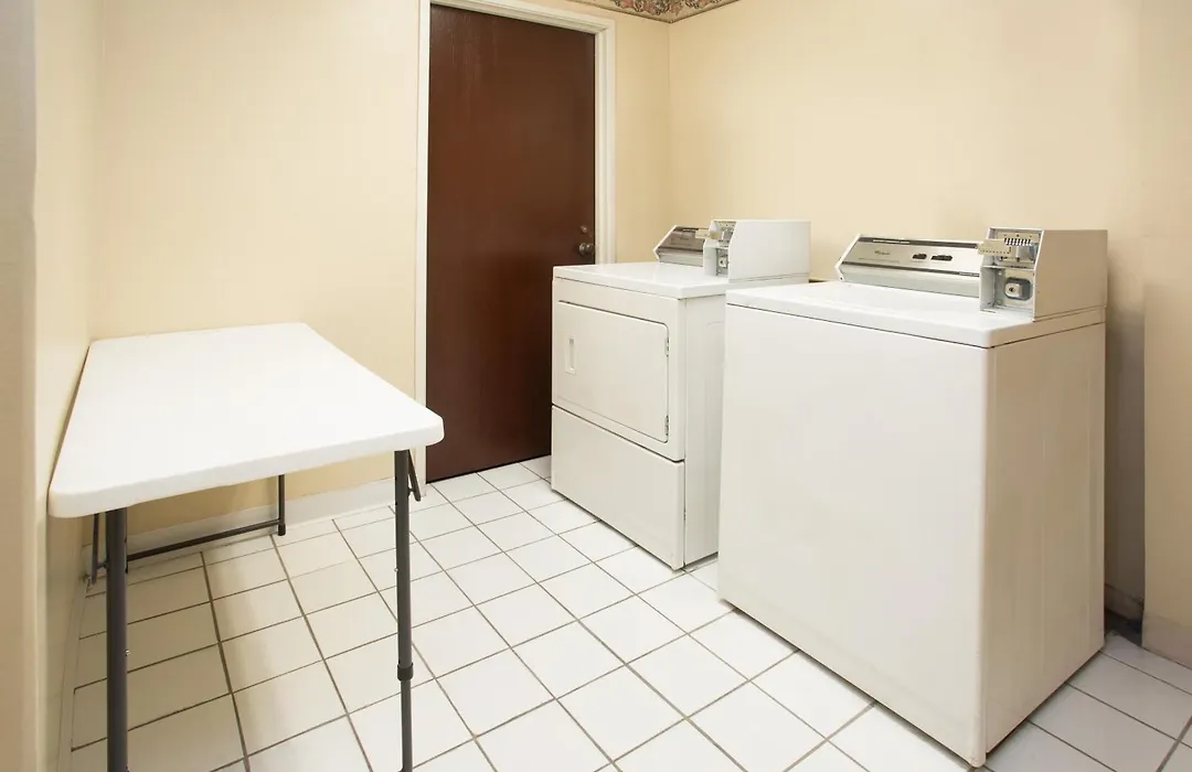 Travelodge By Wyndham Fort Myers Airport-1