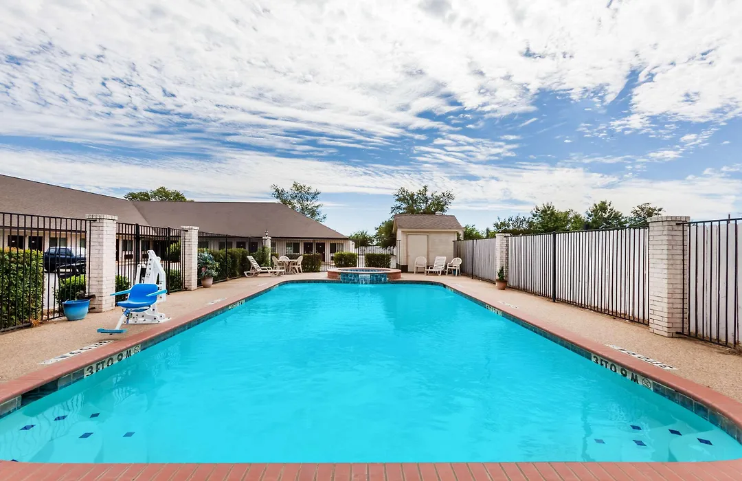 Super 8 By Wyndham Cleburne-1