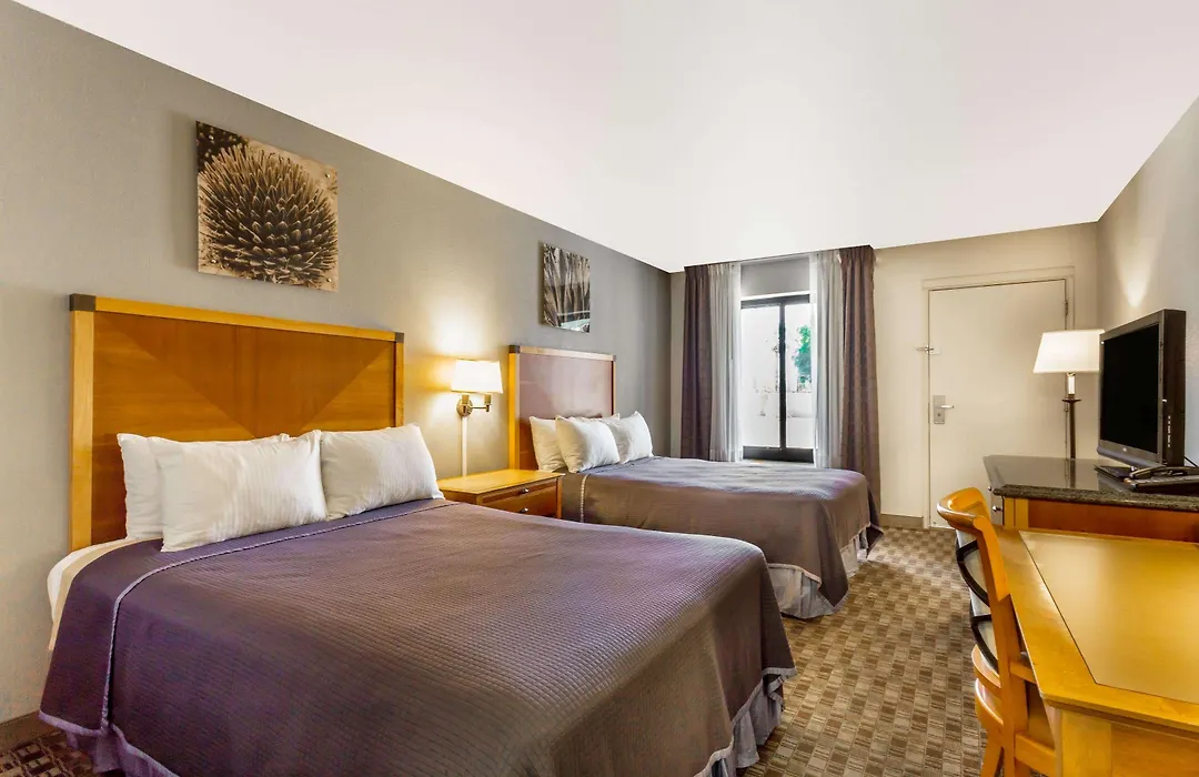 Howard Johnson By Wyndham Scottsdale Old Town-1
