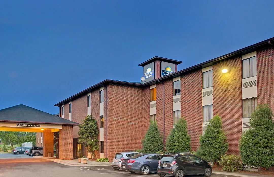 Days Inn & Suites By Wyndham Hickory-1