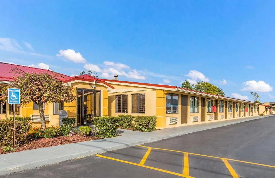 Econo Lodge-1