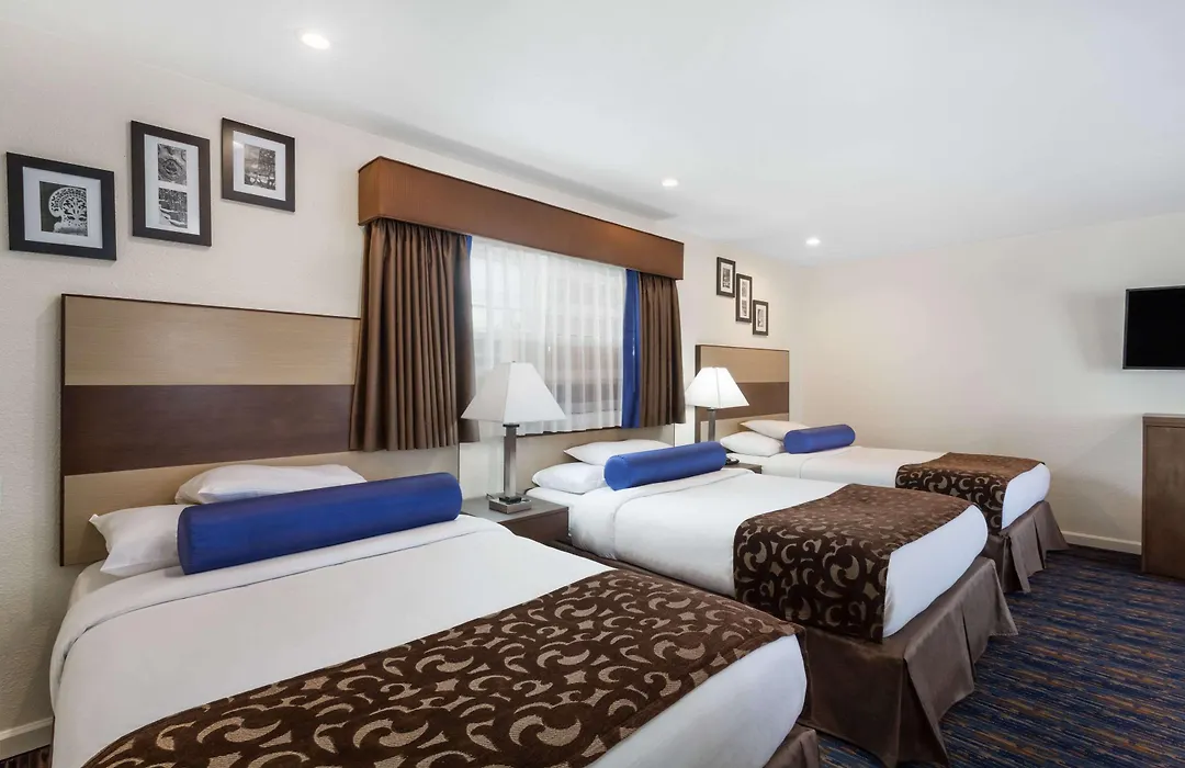 Howard Johnson By Wyndham Berkeley-1