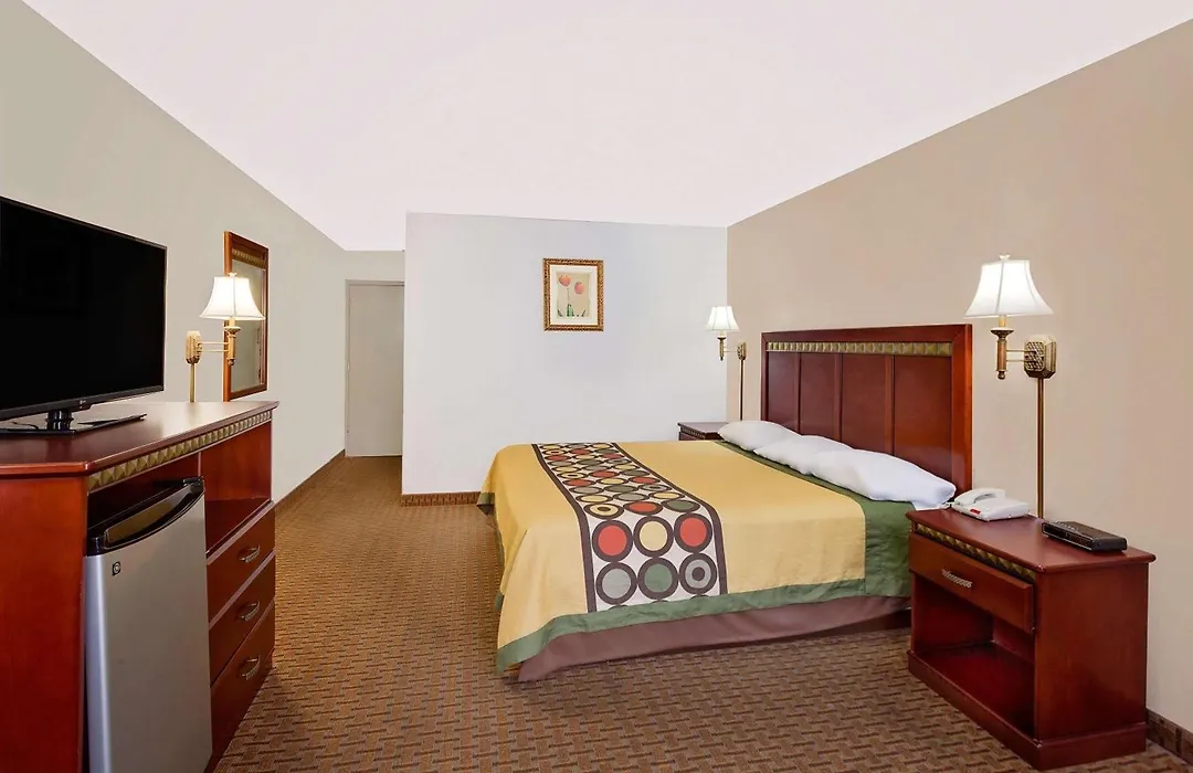 Super 8 By Wyndham Plainview-1