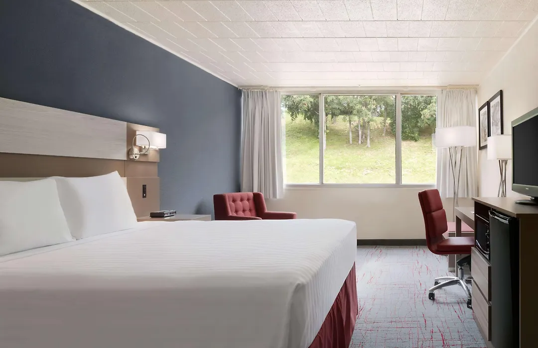 Ramada By Wyndham Uniontown-1