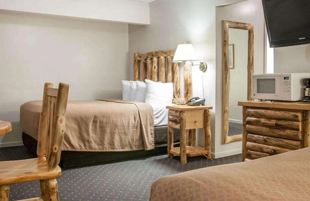 Quality Inn & Suites Mackinaw City Beachfront-1
