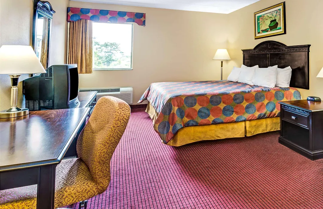 Days Inn & Suites By Wyndham Jeffersonville In-1