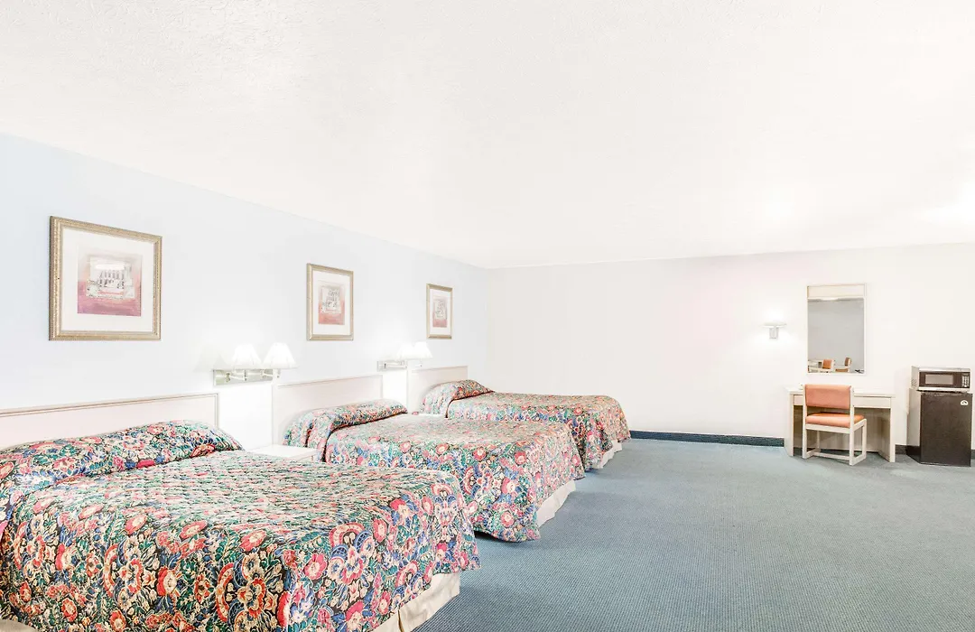 Travelodge By Wyndham Parkersburg-1