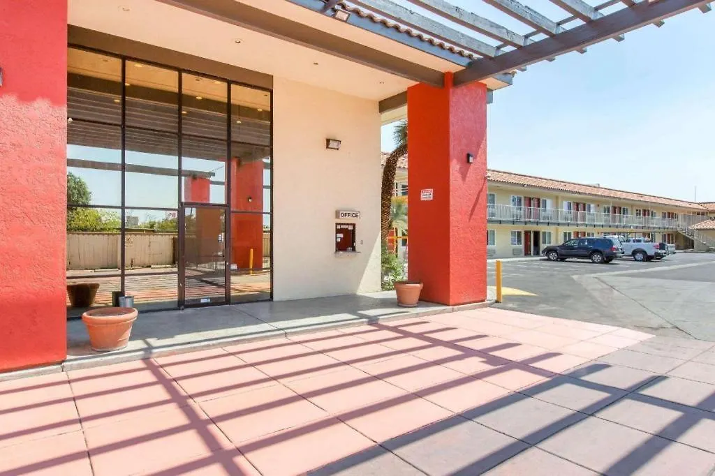 Baymont By Wyndham Bakersfield-1