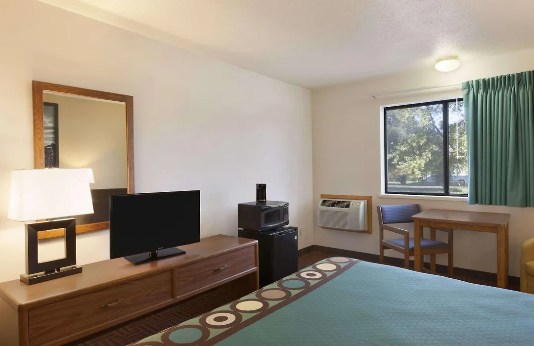 Super 8 By Wyndham Wall-1