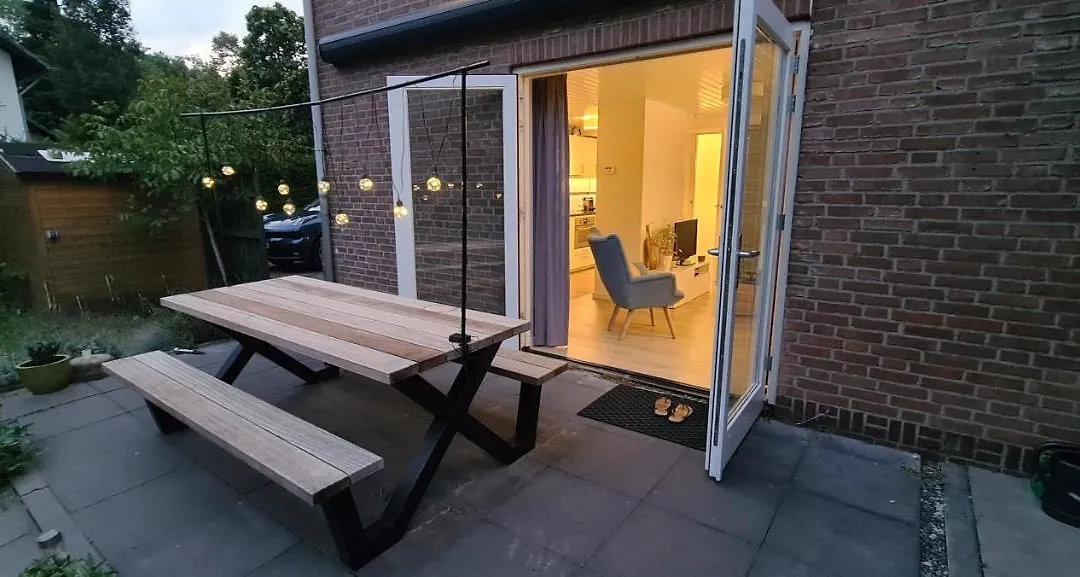 Bij Ons Naast-1