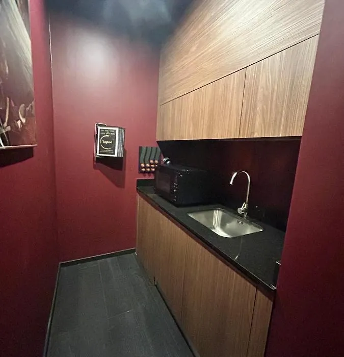 Legend Majestic Superbe Love Room - Jacuzzi - Champagne - Romantisme - Parking Prive Gratuit-1
