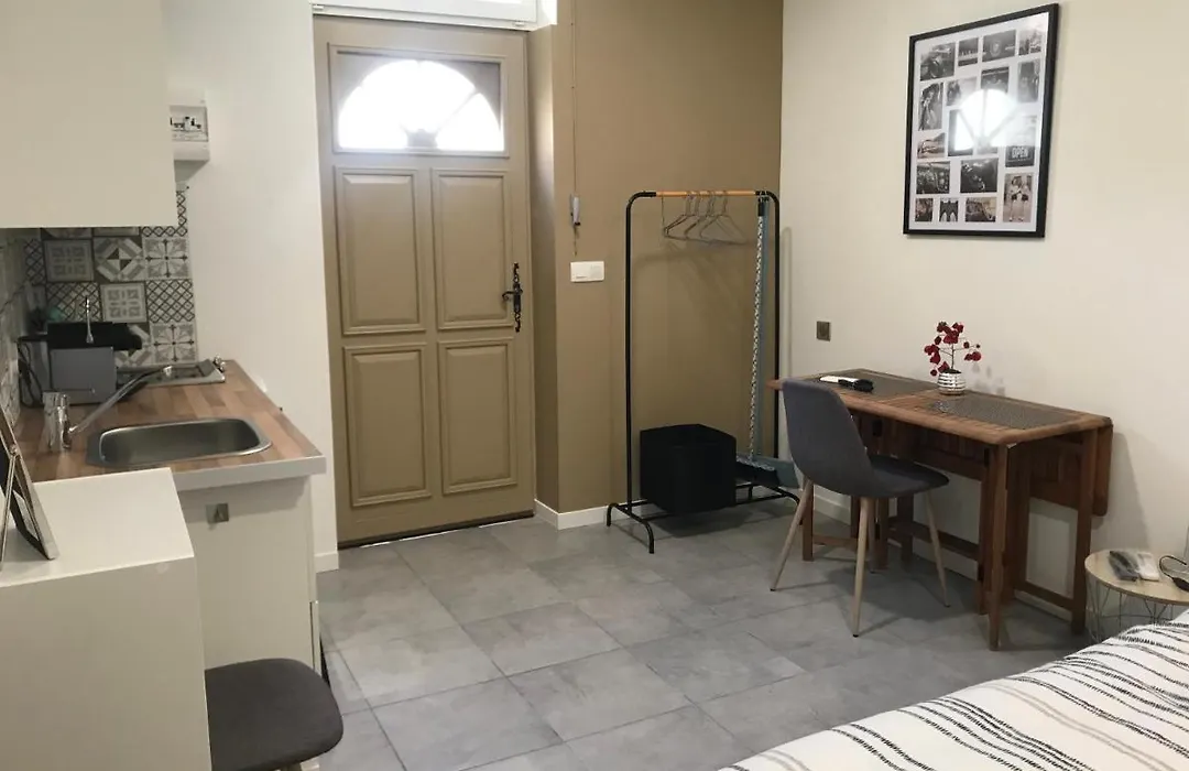 Studette de 17m2 avec parking privé gratuit Climatisation et petite cuisine-1
