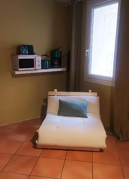 Chambres d'hôtes indépendantes au rez-de-chaussée d'une maison provençale dont une avec cour intérieure-1